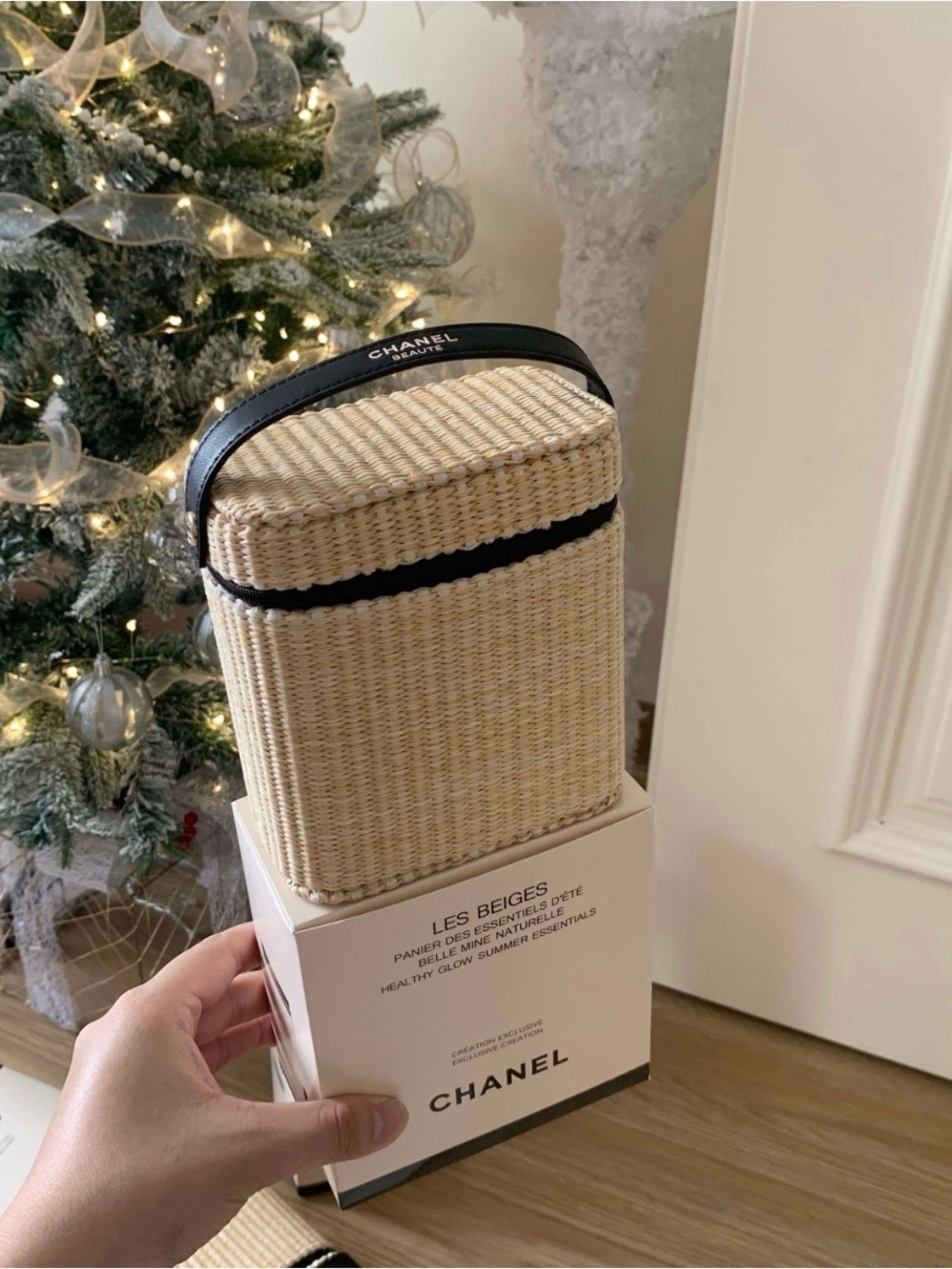 CHANEL Les Beiges Woven Cosmetic Case in Beige and Black